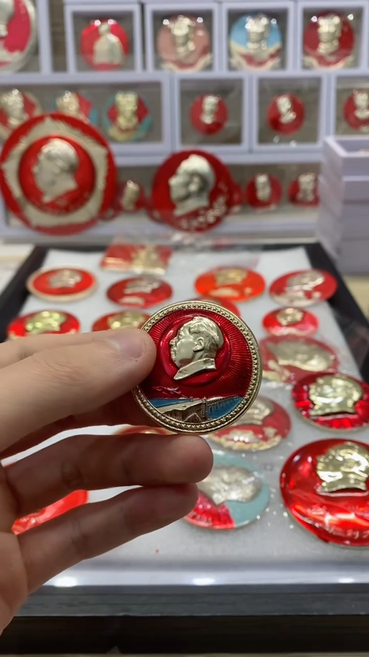 【闪购商品】其他普通金属红色纪念章7435
