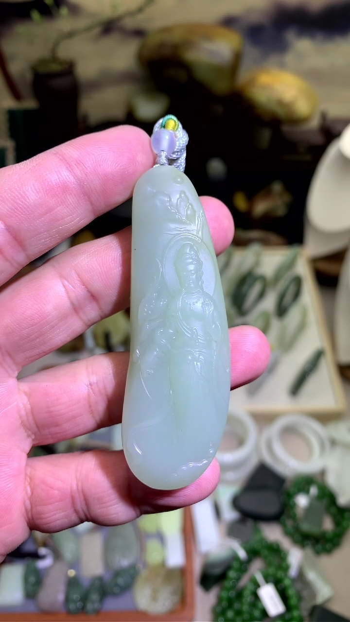 【闪购商品】和田玉颈饰未镶嵌粉青色站观音 青海料