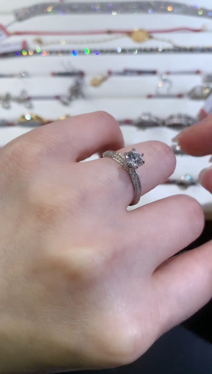 【闪购商品】钻石戒指18K金镶嵌Z201|6800