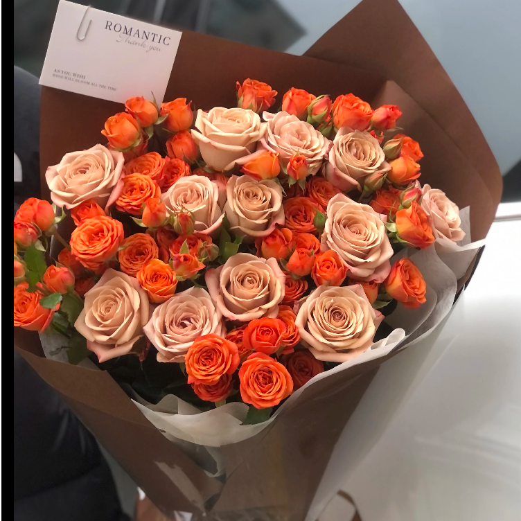 【卡布10枝+香槟10枝+巧克力+芭比+向日葵+黄英草】