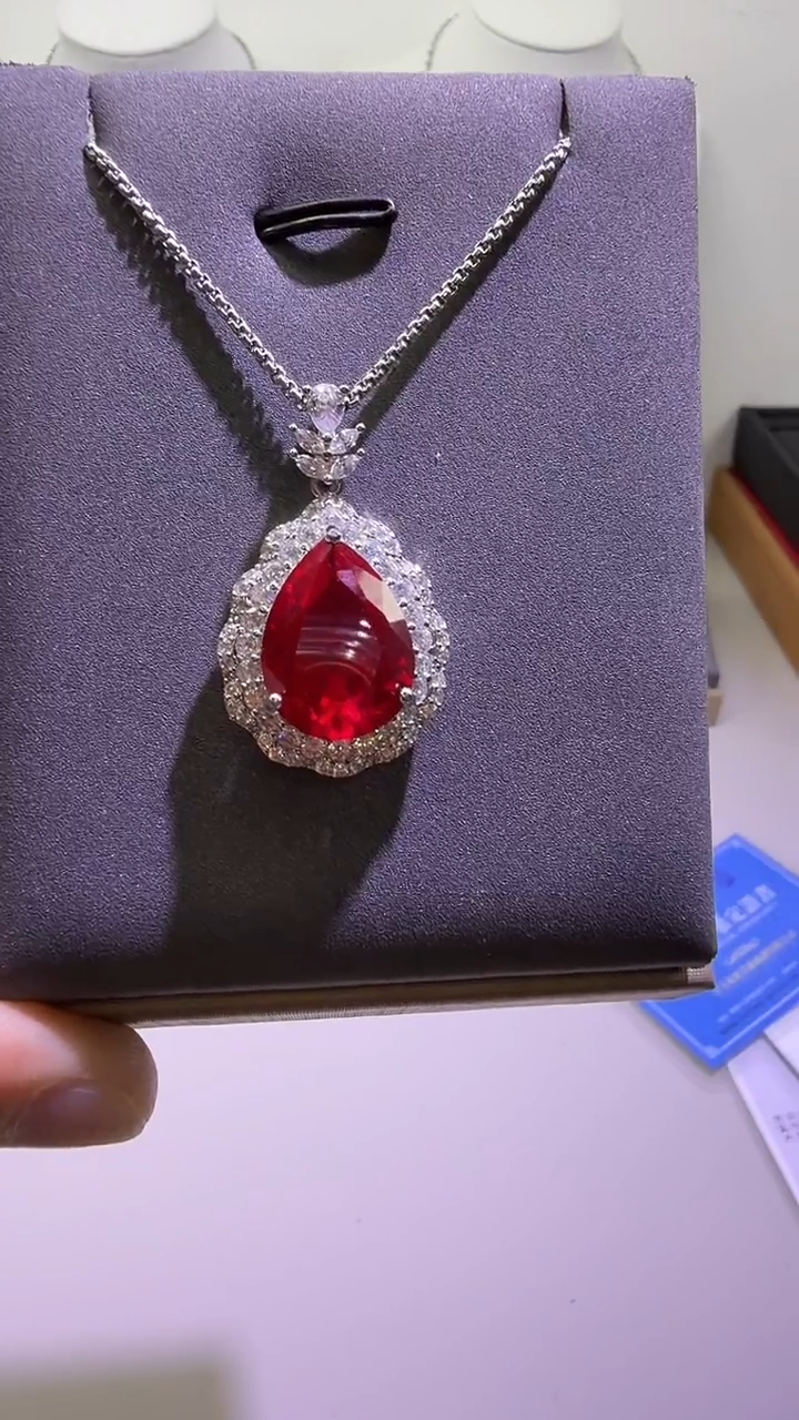 吊坠(赠链)18K金镶嵌红宝石56