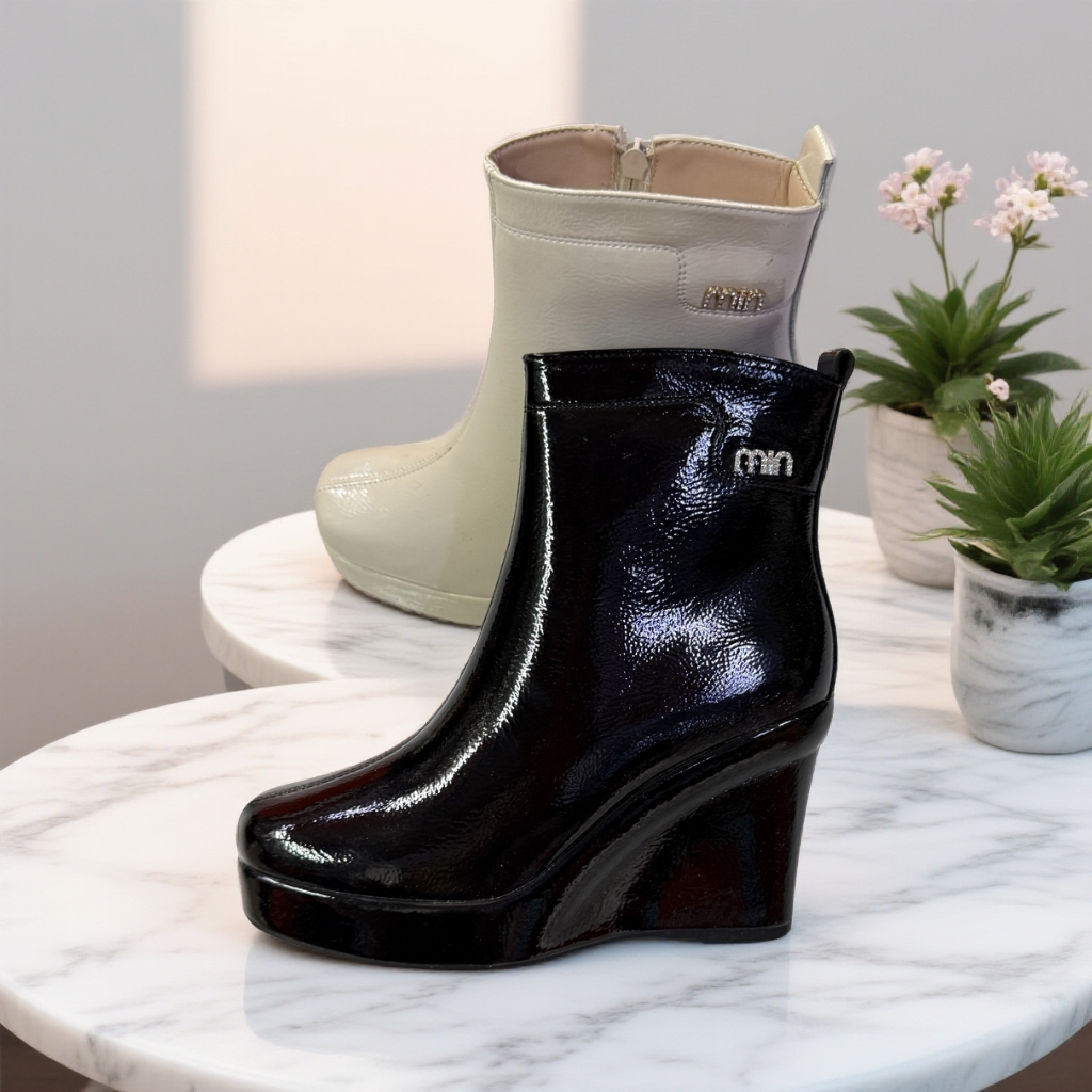 短靴秋冬马丁靴高跟时装靴圆头加绒粗跟女士时尚