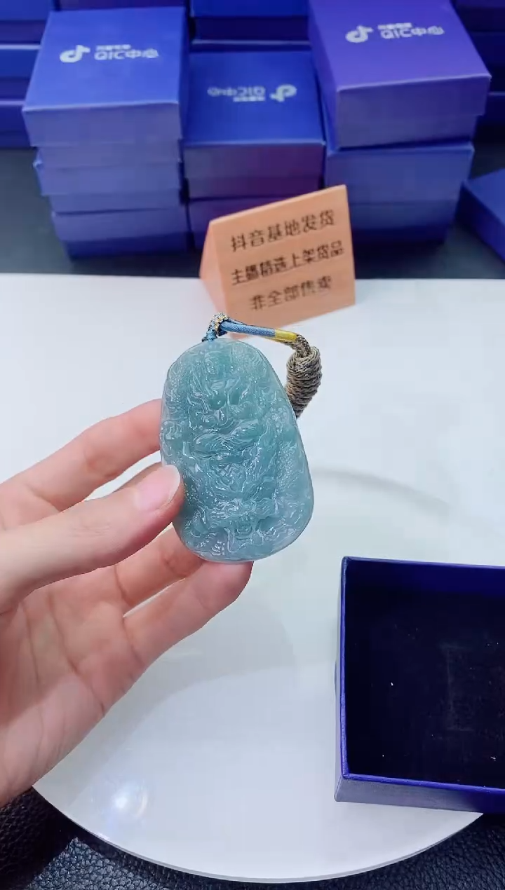 翡翠未镶嵌颈饰         