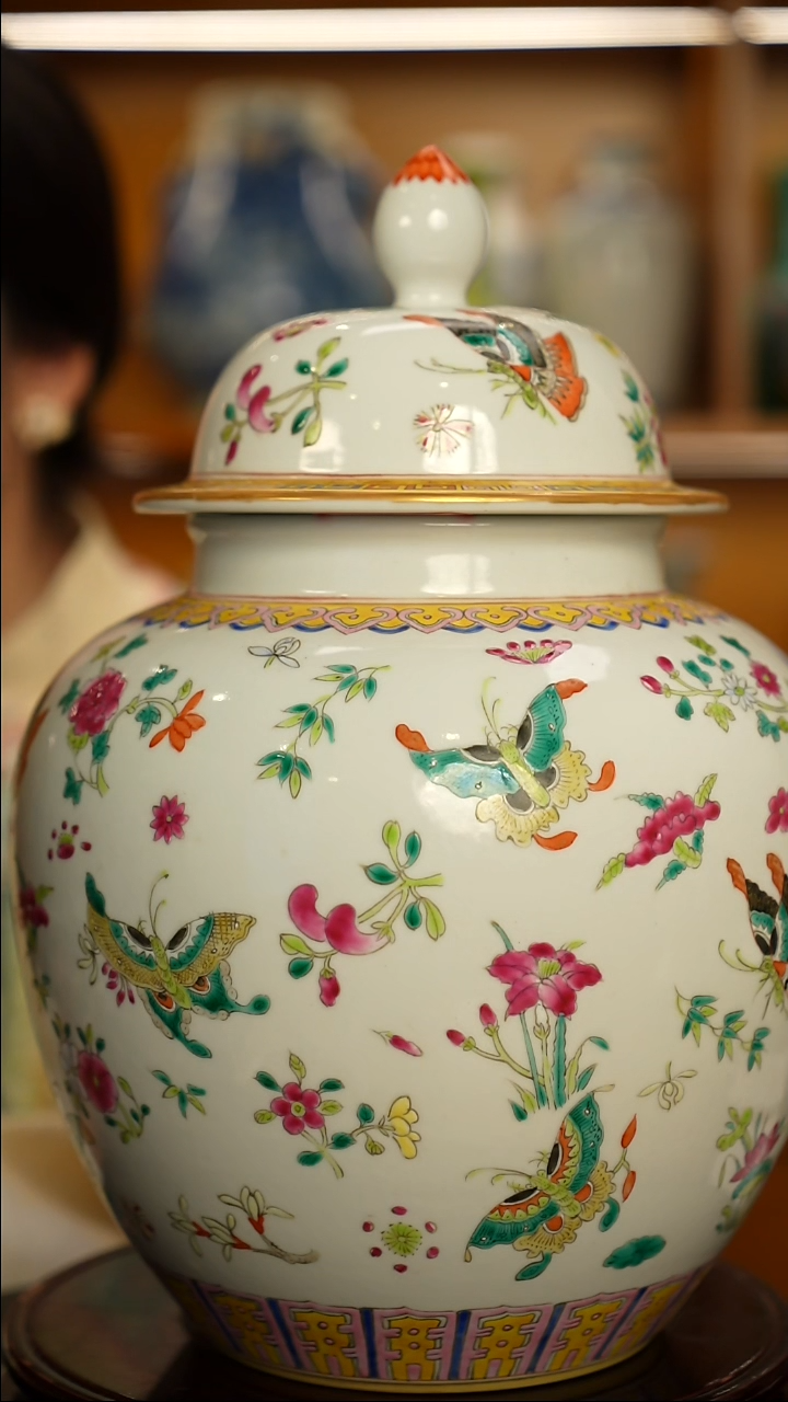 仿清瓷粉彩蝴蝶纹盖罐一只