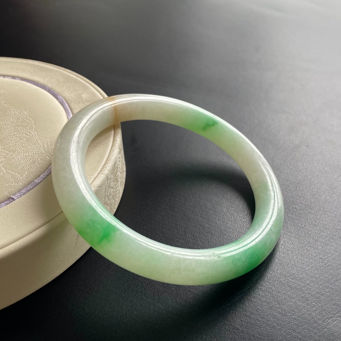 【静心】“长春游云”白底青黄三彩老翡翠手镯（圈口60）