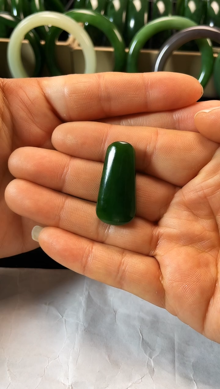 未镶嵌和田玉（碧玉）珠宝半成品家****）碧玉牌子