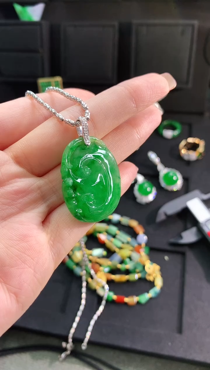 【闪购商品】翡翠吊坠(不含链)18K金镶嵌吊坠