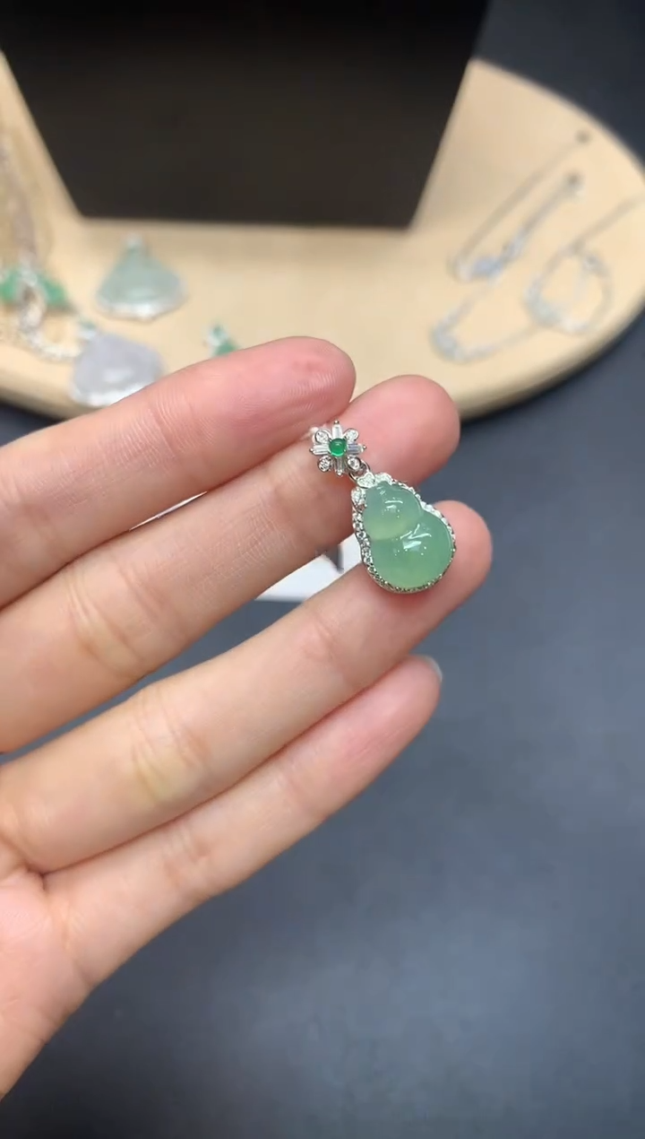 【闪购商品】翡翠吊坠(不含链)银S925镶嵌葫芦【无服务费】