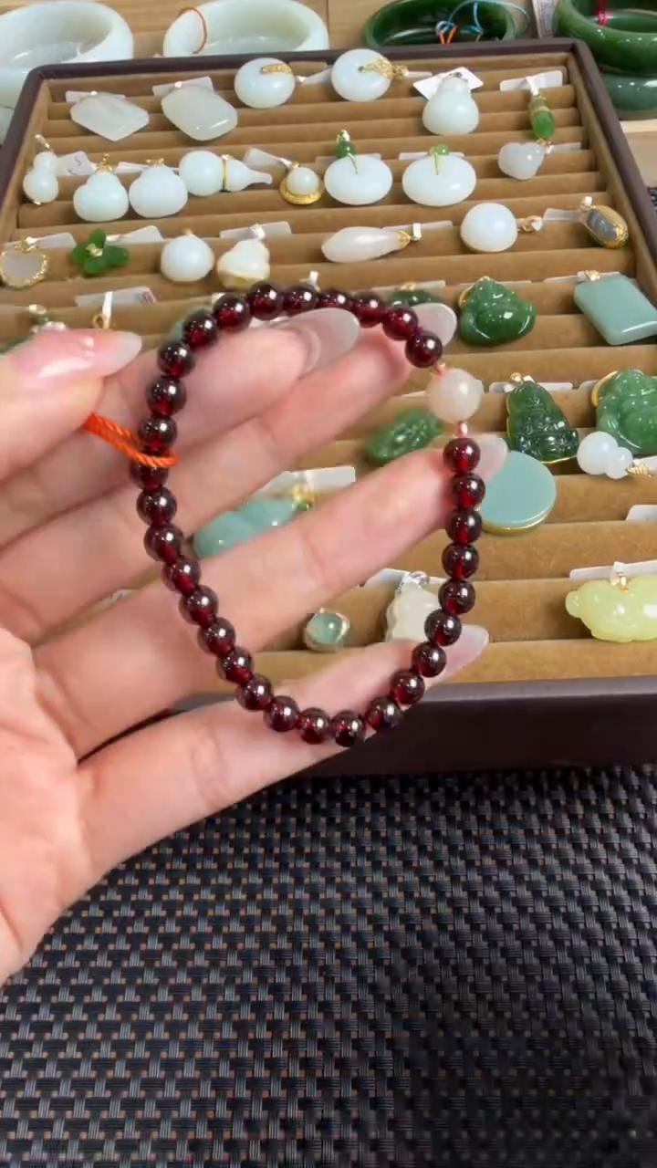 颈饰未镶嵌石榴石手串