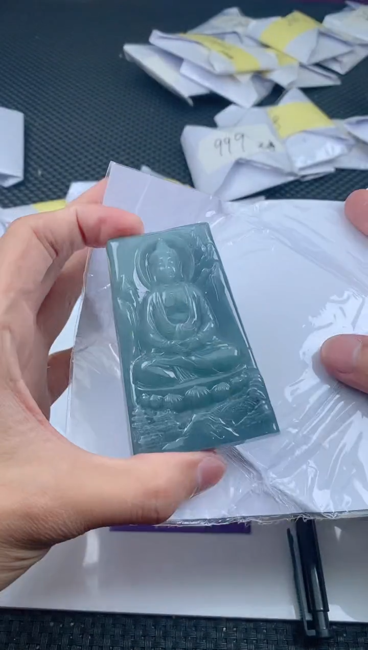 翡翠未镶嵌颈饰             