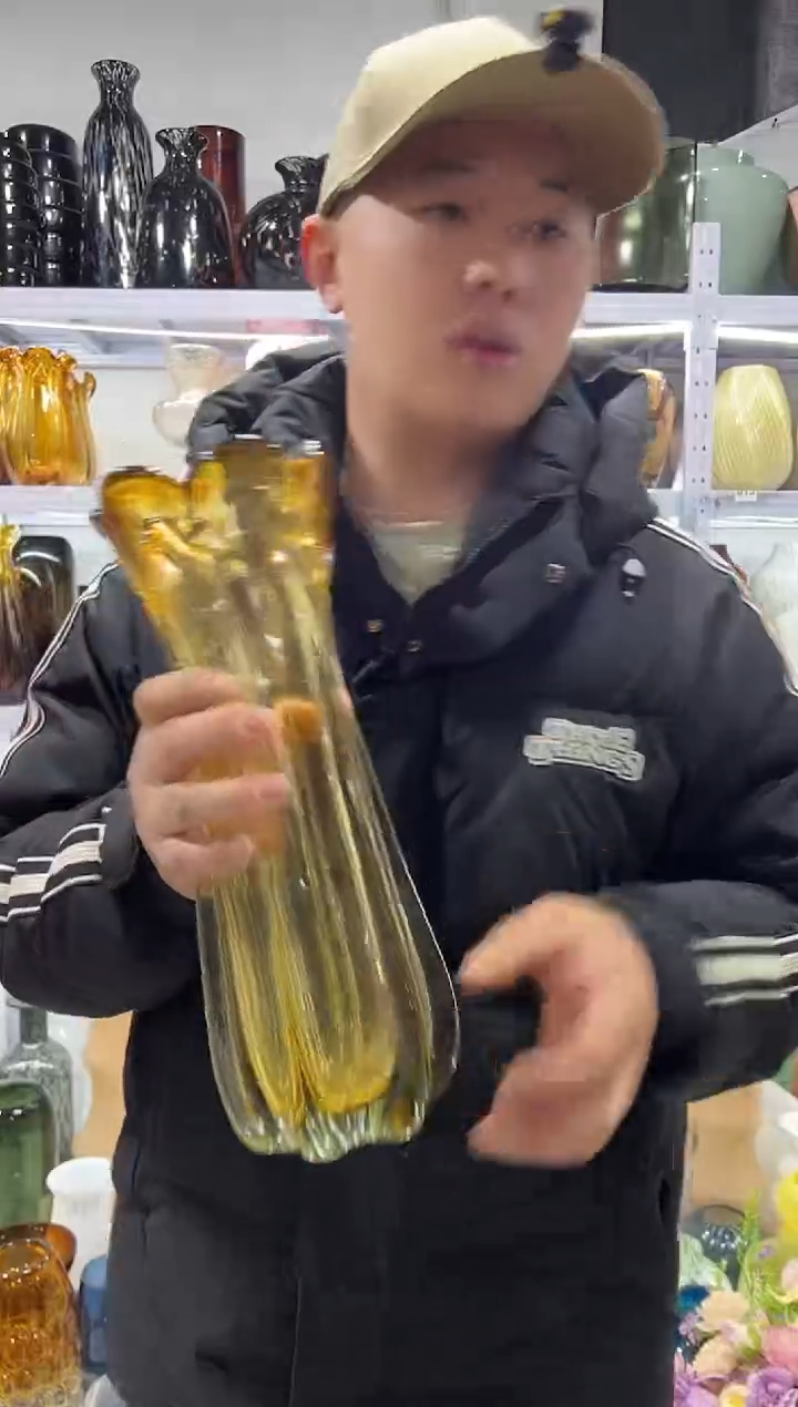 高款琥珀色花瓣口花瓶