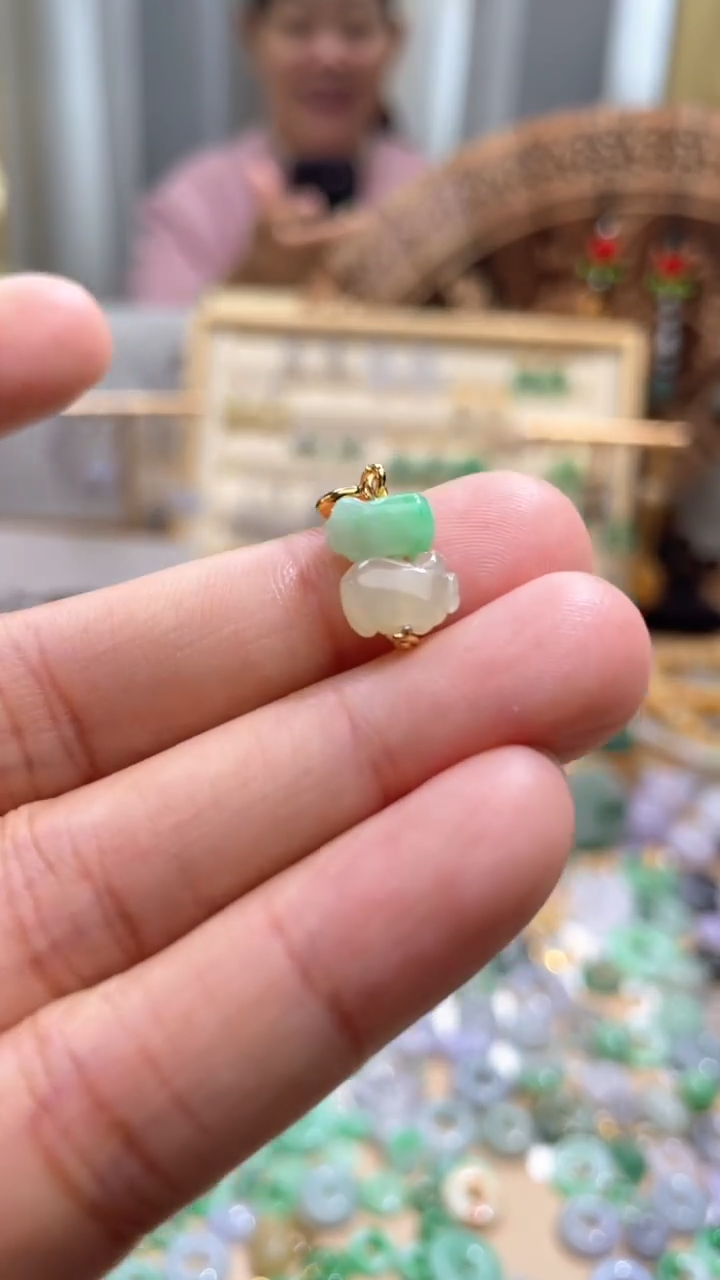 【闪购商品】翡翠颈饰未镶嵌滴流猪猪一对