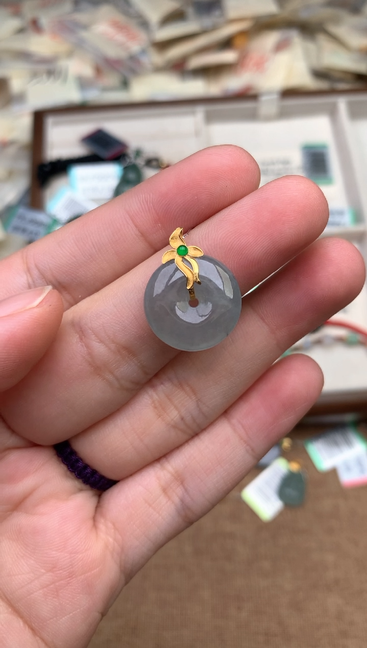 18K金镶嵌挂件翡翠一