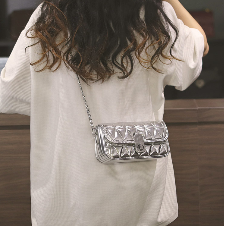 包包女2025新款超火上班通勤银色百搭精致小包小众链条斜跨包包女