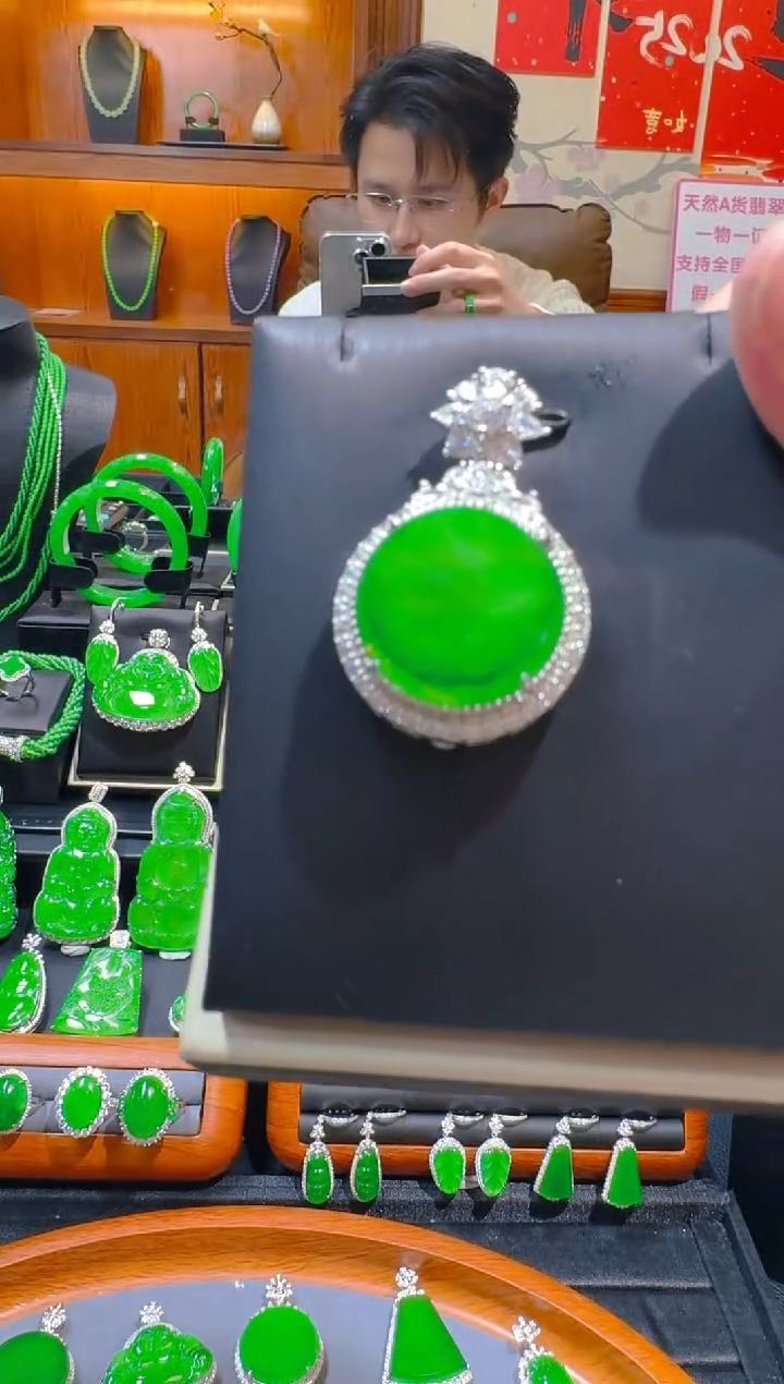 【闪购商品】翡翠吊坠(赠链)银S925镶嵌天然A货翡翠