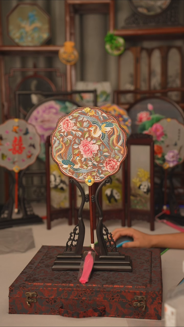 扇子苏绣作品手工团扇