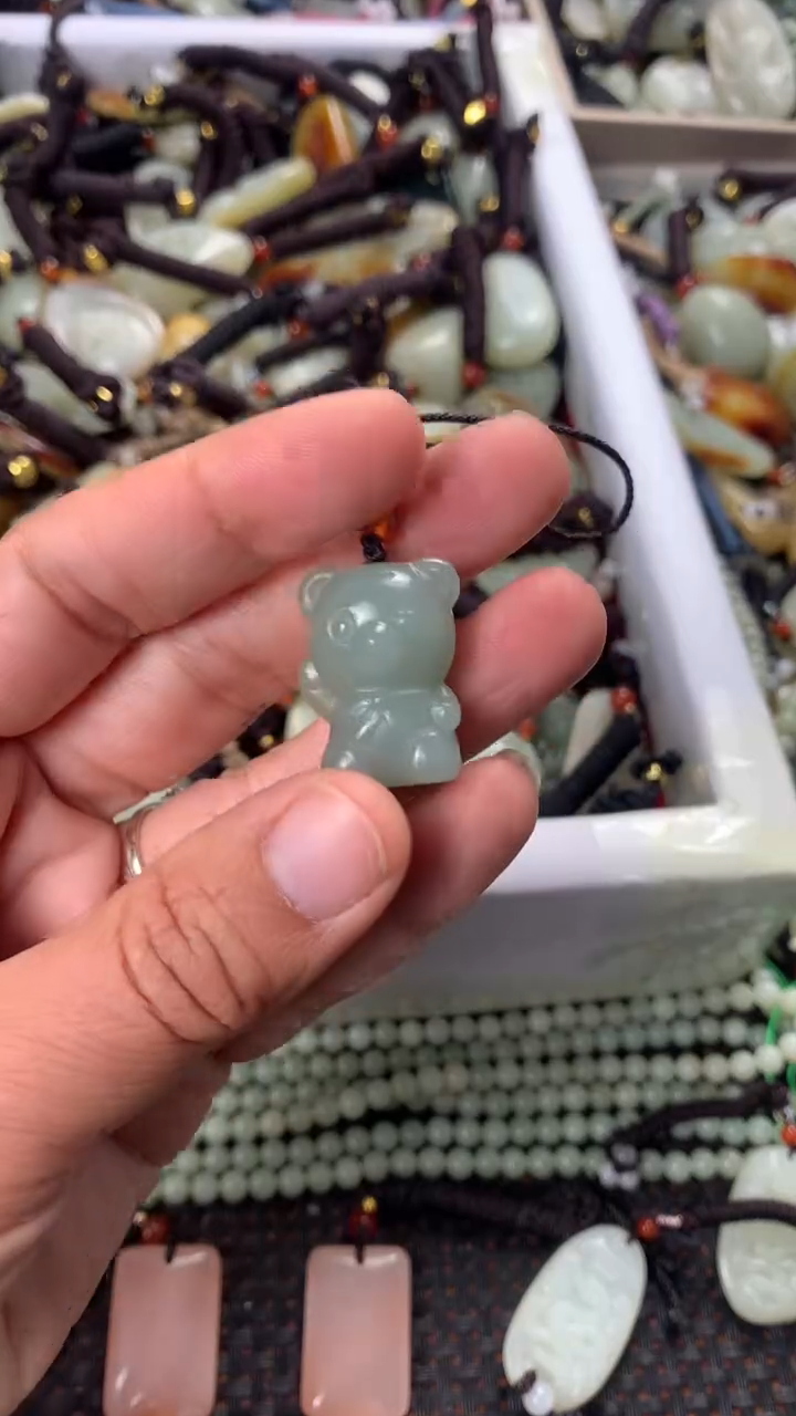 【闪购商品】和田玉颈饰未镶嵌多样性发货没有证书，拍一发一.有瑕