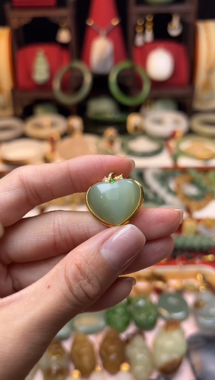 【闪购商品】和田玉挂件18K金镶嵌1