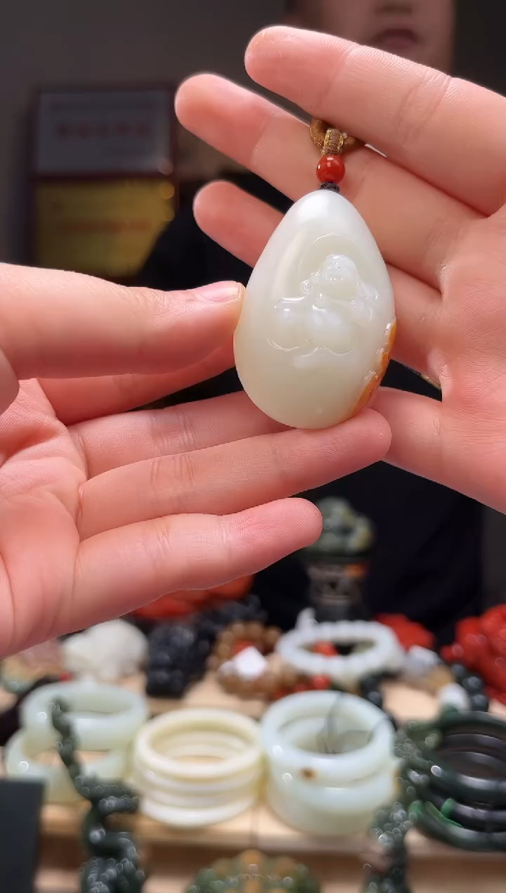 颈饰未镶嵌和田玉吊坠