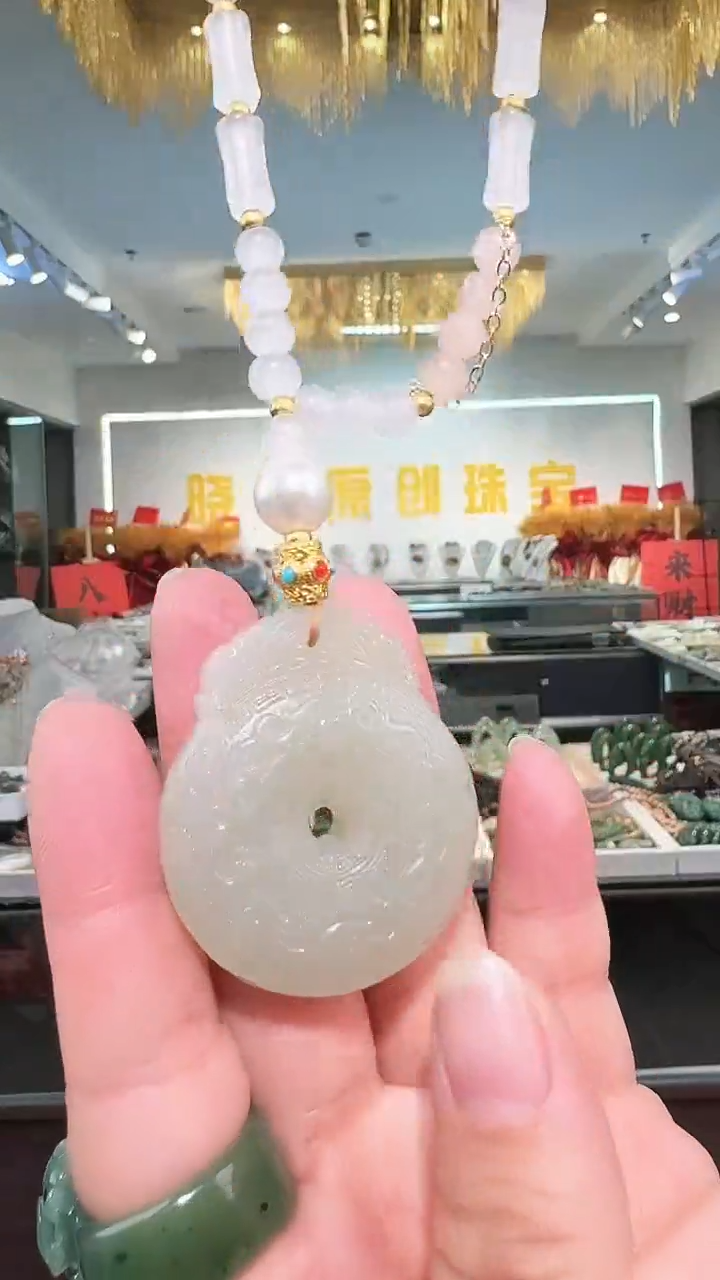 颈饰未镶嵌和田玉吊坠