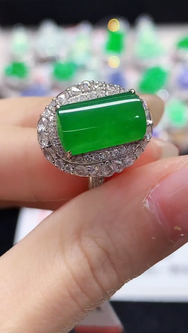 18K金镶嵌戒指翡翠多样性发其一