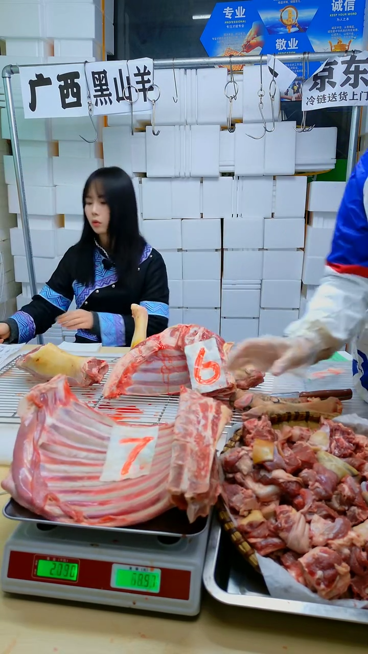 食用农产品20雨*168元4.3斤排腩 3个蹄