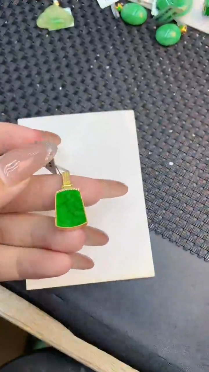 颈饰未镶嵌翡翠1