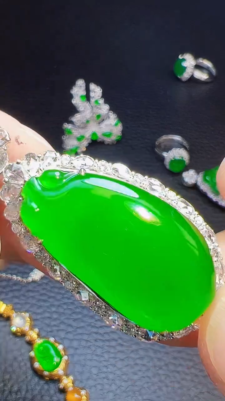 颈饰18K金镶嵌翡翠群*～翡翠