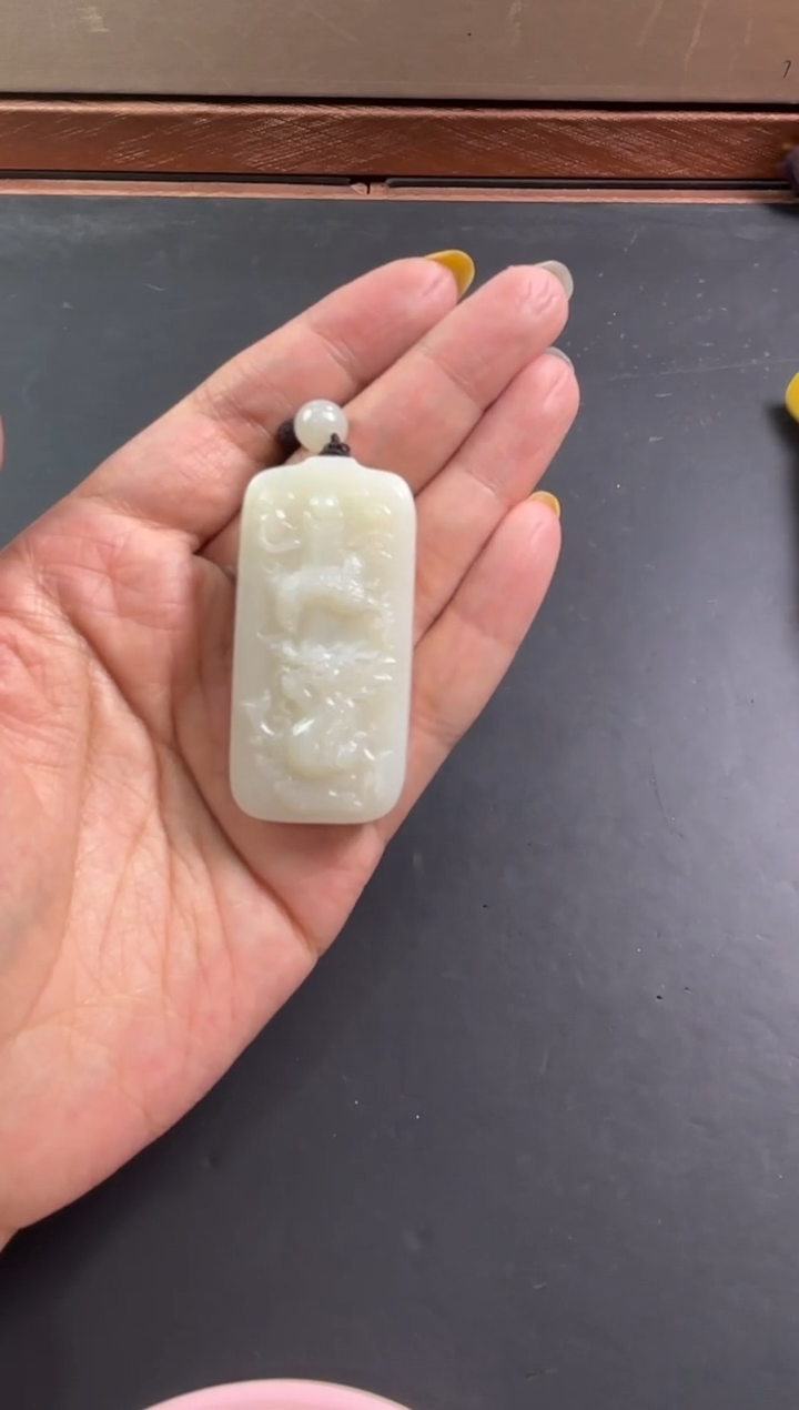 【闪购商品】和田玉吊坠(赠链)未镶嵌且末微色差近矿吊坠