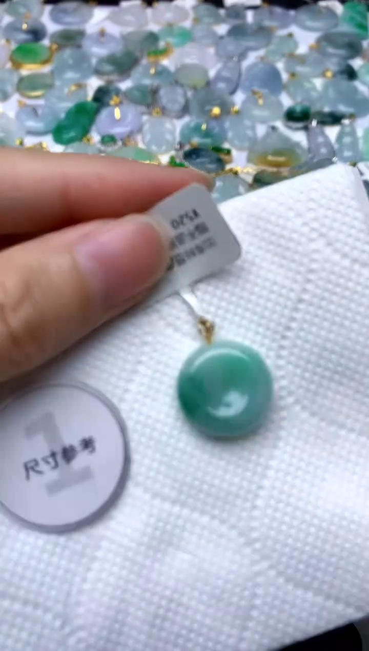 颈饰18K金镶嵌翡翠天然A货翡翠