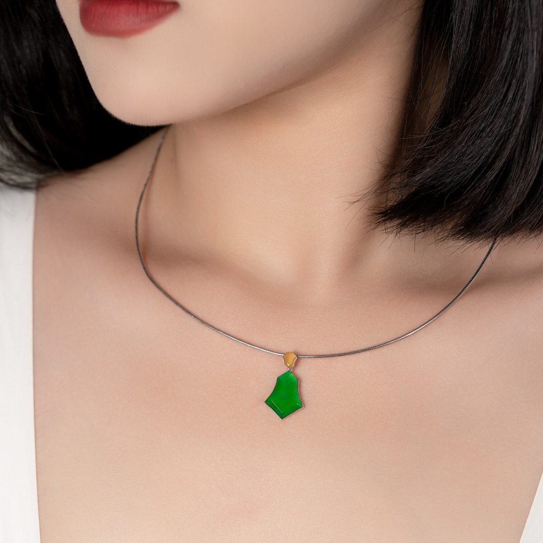 天然A货翡翠高冰种带黄翡盾牌吊坠18k真金真钻镶嵌BYF3112301