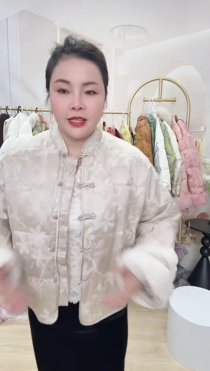 13号丝毛粉色羽绒服1件     尺码备注