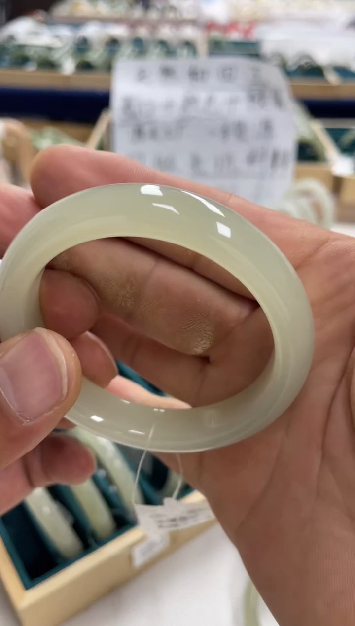 未镶嵌手镯和田玉泊**萤和田玉手镯 