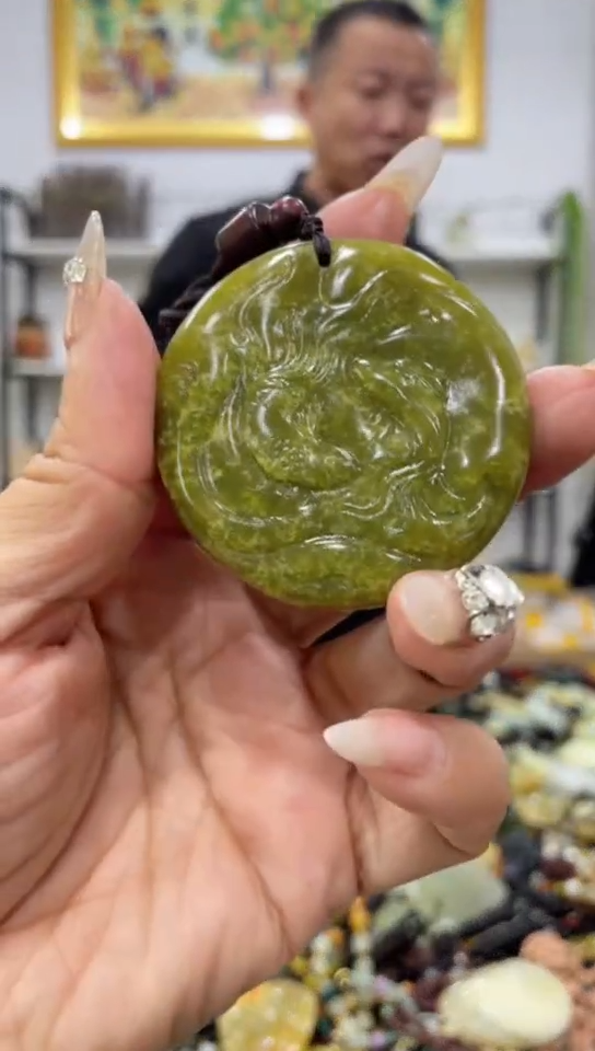 未镶嵌蛇纹石玉吊坠    