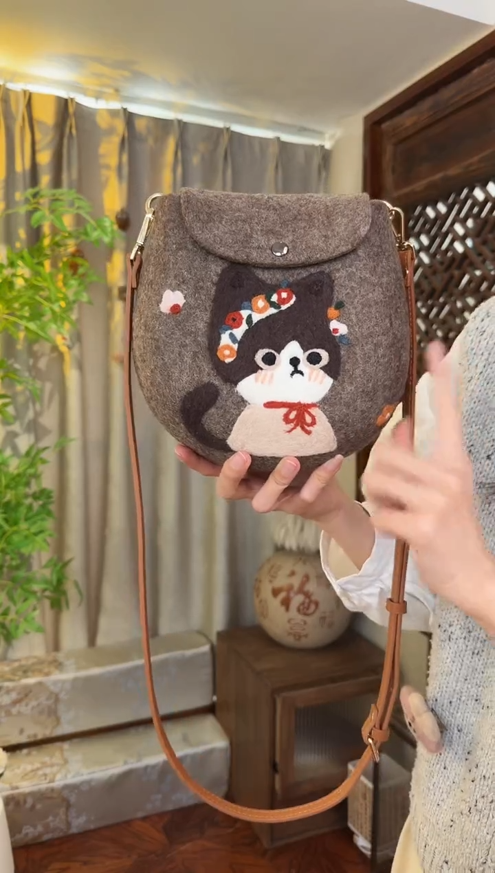 羊毛非遗羊毛毡包 蛋蛋包花环猫咪