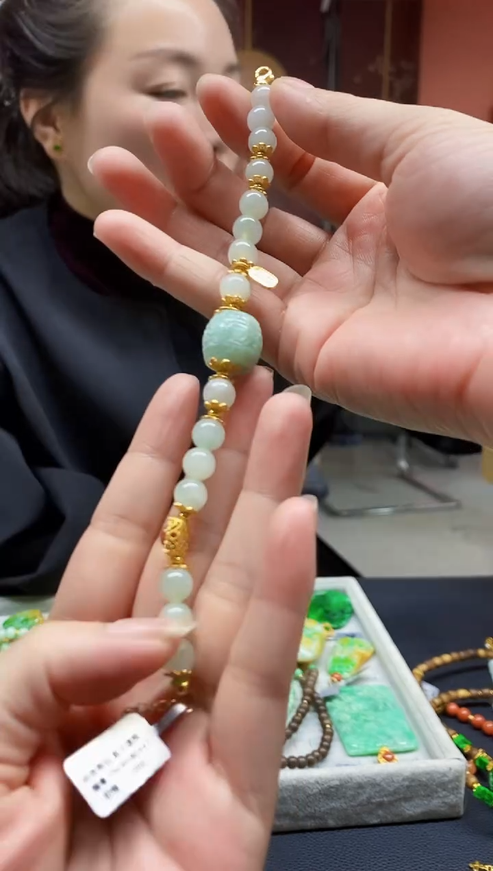 颈饰未镶嵌翡翠手串