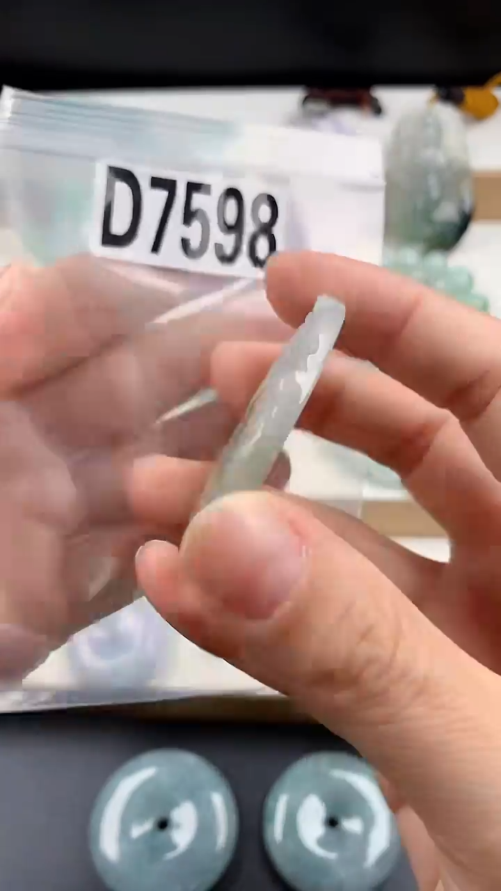 颈饰未镶嵌翡翠天然翡翠吊坠挂件