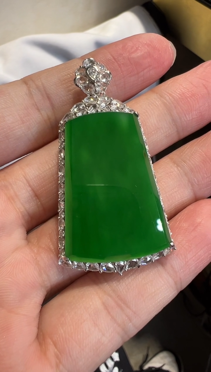 【闪购商品】翡翠吊坠(赠链)18K金镶嵌满绿大无事牌吊坠