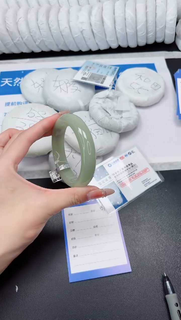 未镶嵌手镯石英质玉157-60.4DK