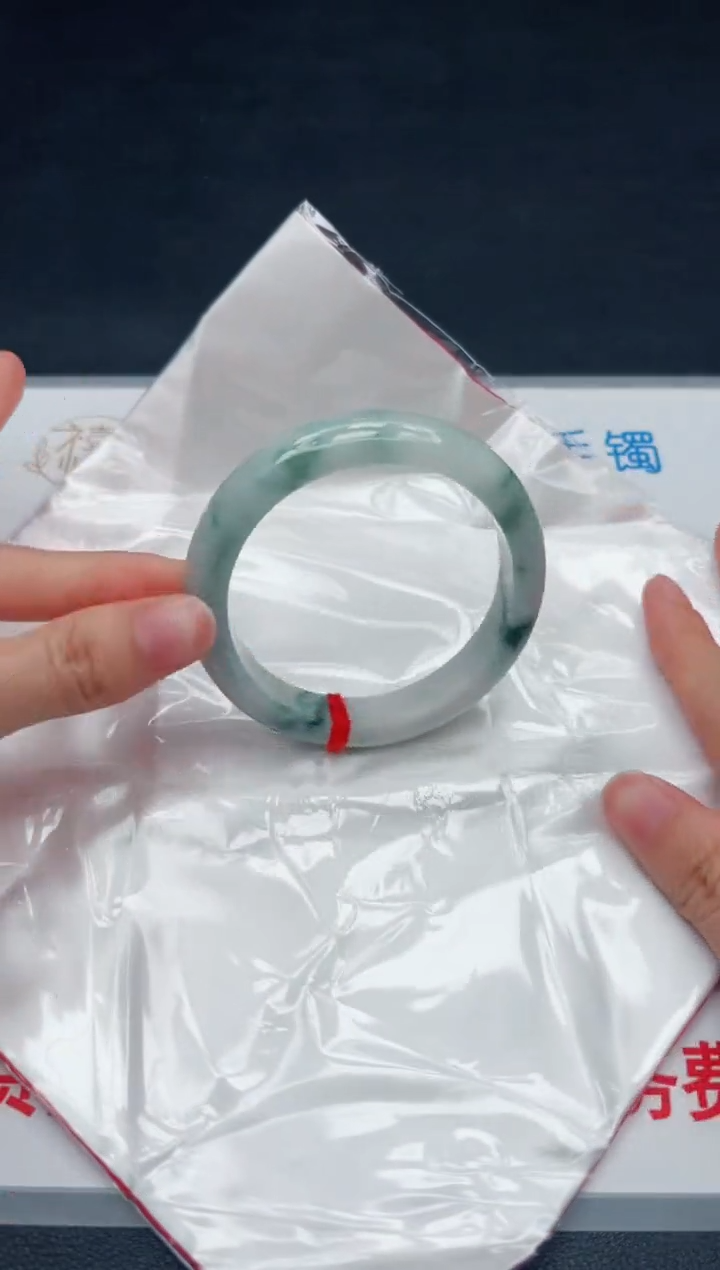 翡翠手镯未镶嵌，默认会有冰丝棉纹棉线，均需要有包容心