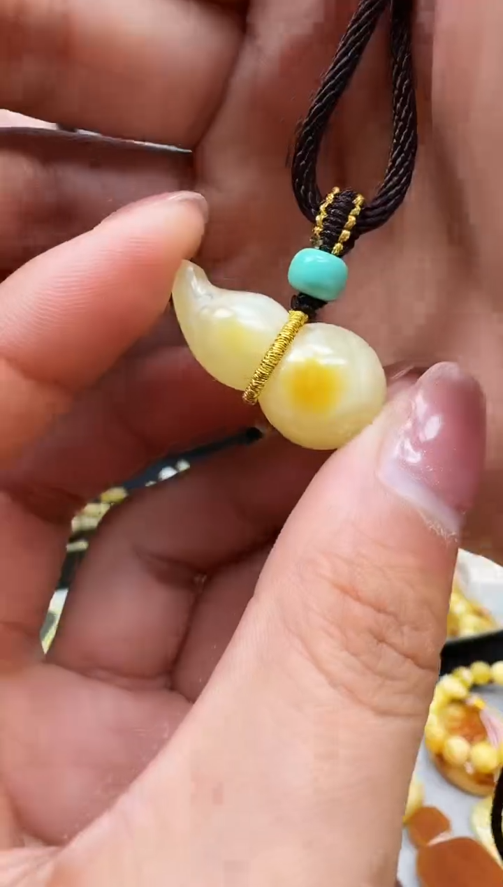 【闪购商品】琥珀裸石未镶嵌葫芦