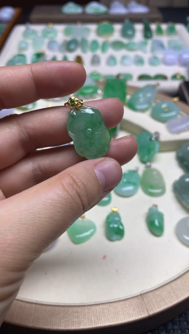 翡翠18K金镶嵌颈饰荷叶