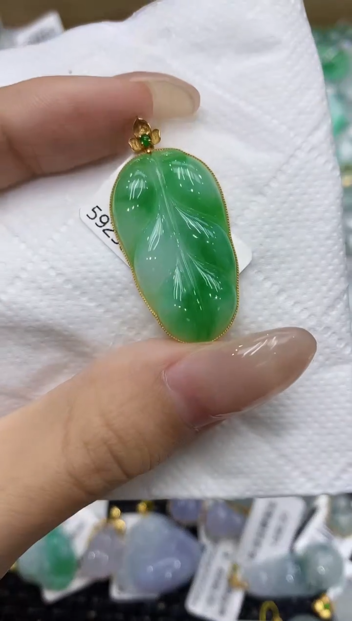 翡翠18K金镶嵌颈饰111111111111