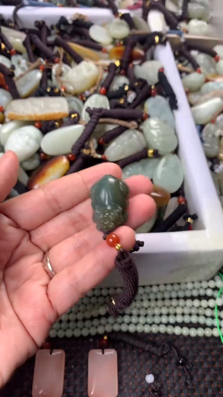 【闪购商品】和田玉颈饰未镶嵌多样性发货没有证书，拍一发一.有瑕