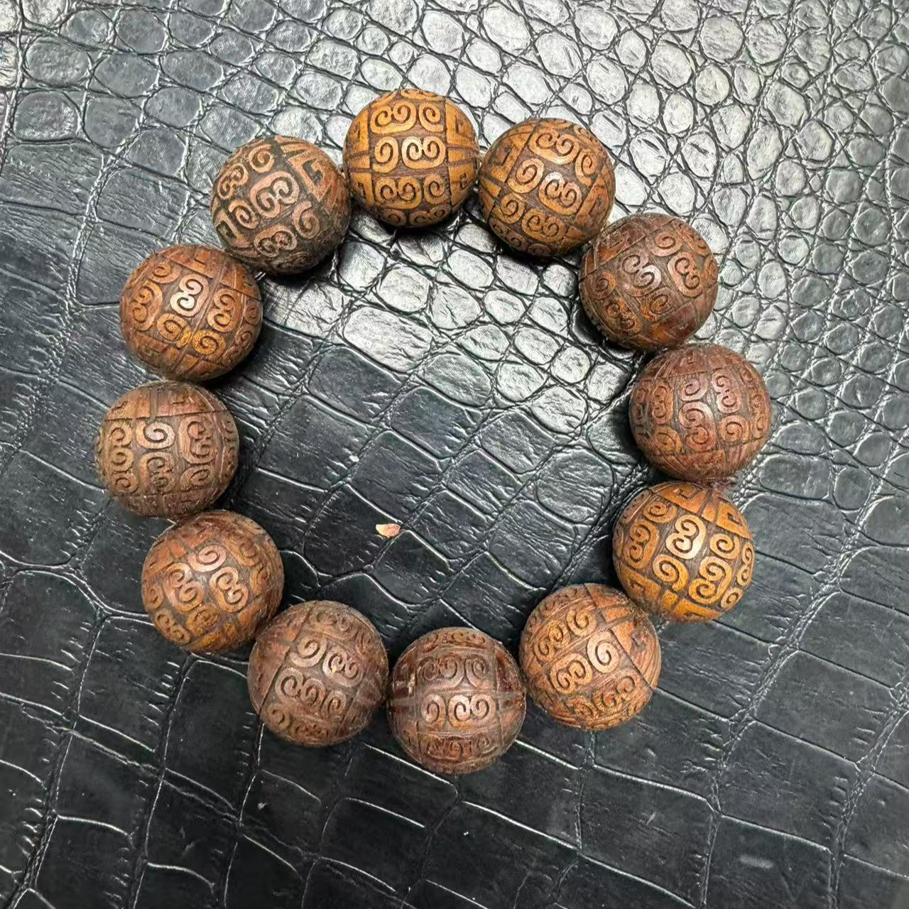 A237海南霸王岭雕刻文玩手串20mm