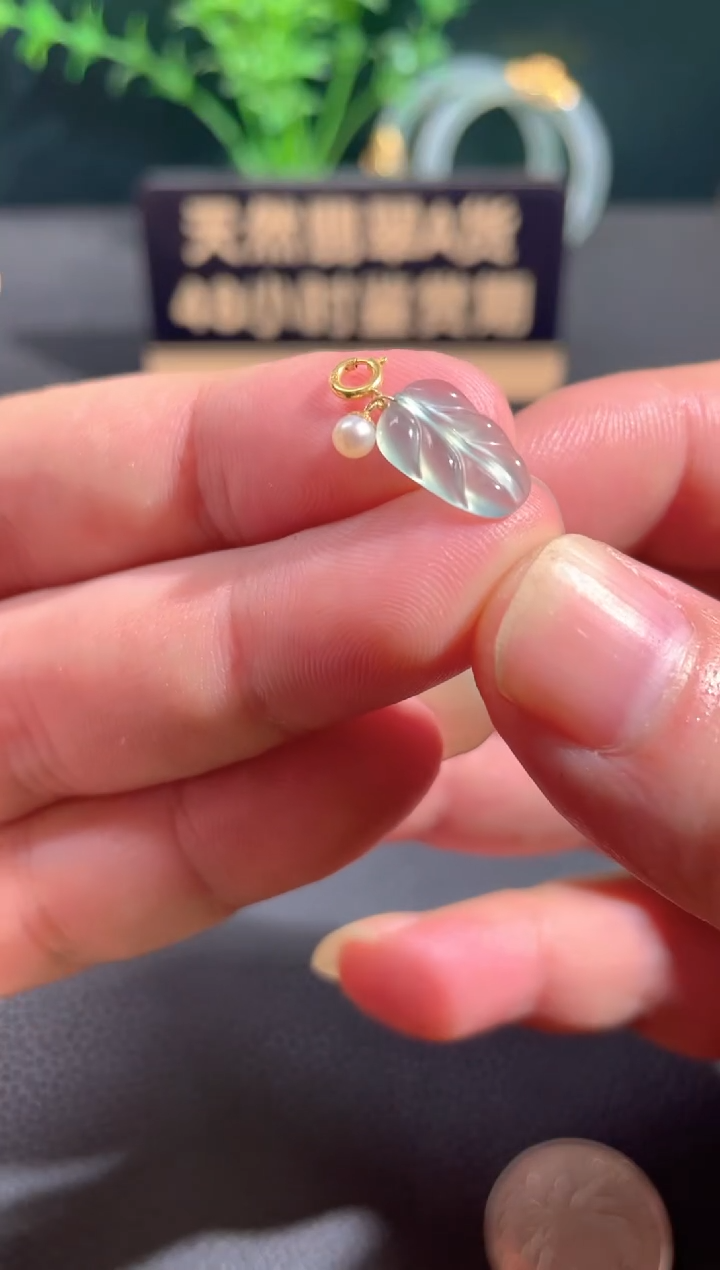 翡翠18K金镶嵌颈饰翡翠