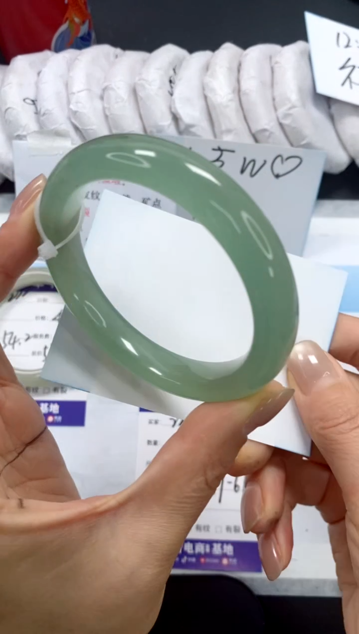 未镶嵌手镯石英质玉223-60.7