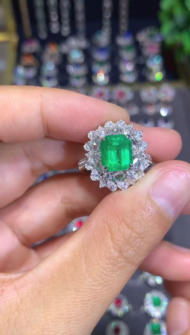 18K金镶嵌戒指祖母绿2.2ct 哥伦比亚沃顿绿