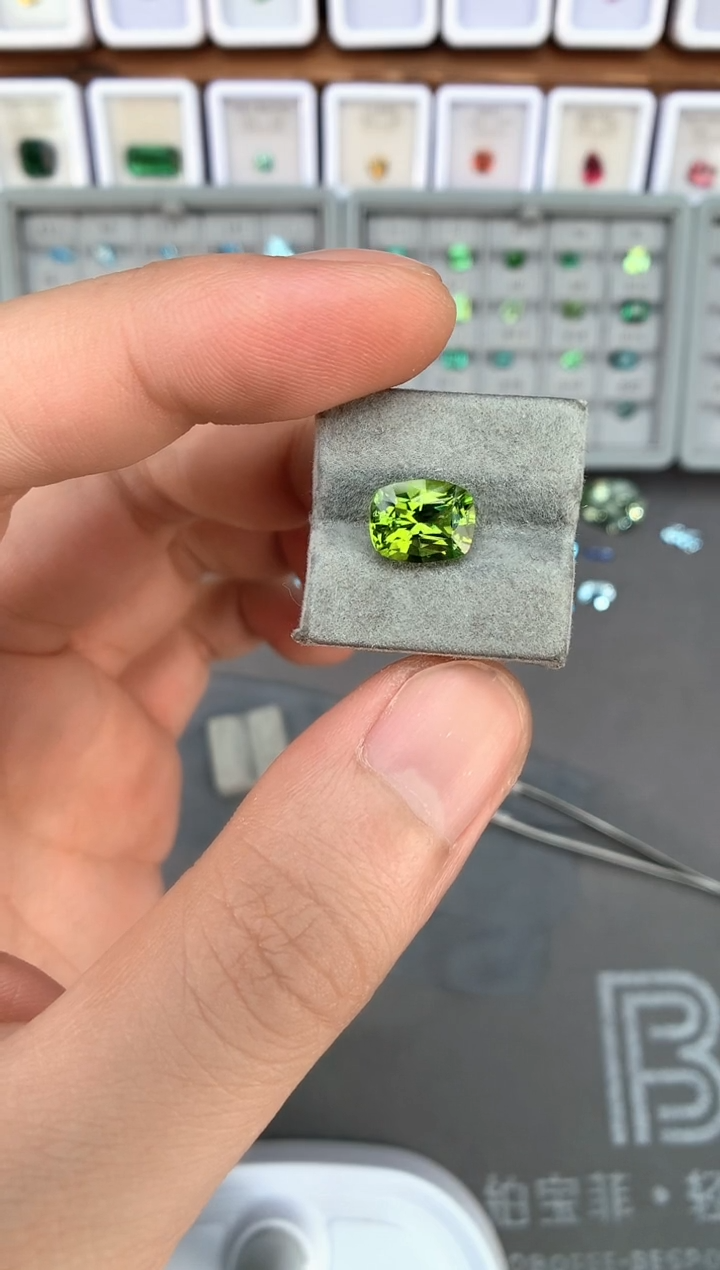 【闪购商品】定制橄榄石裸石未镶嵌c9  3.69ct