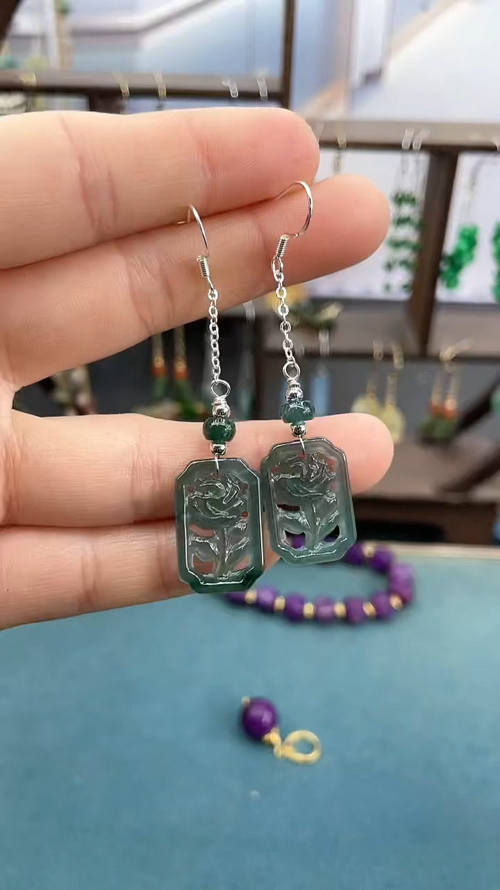 银S925镶嵌翡翠耳饰蓝水小花无事牌